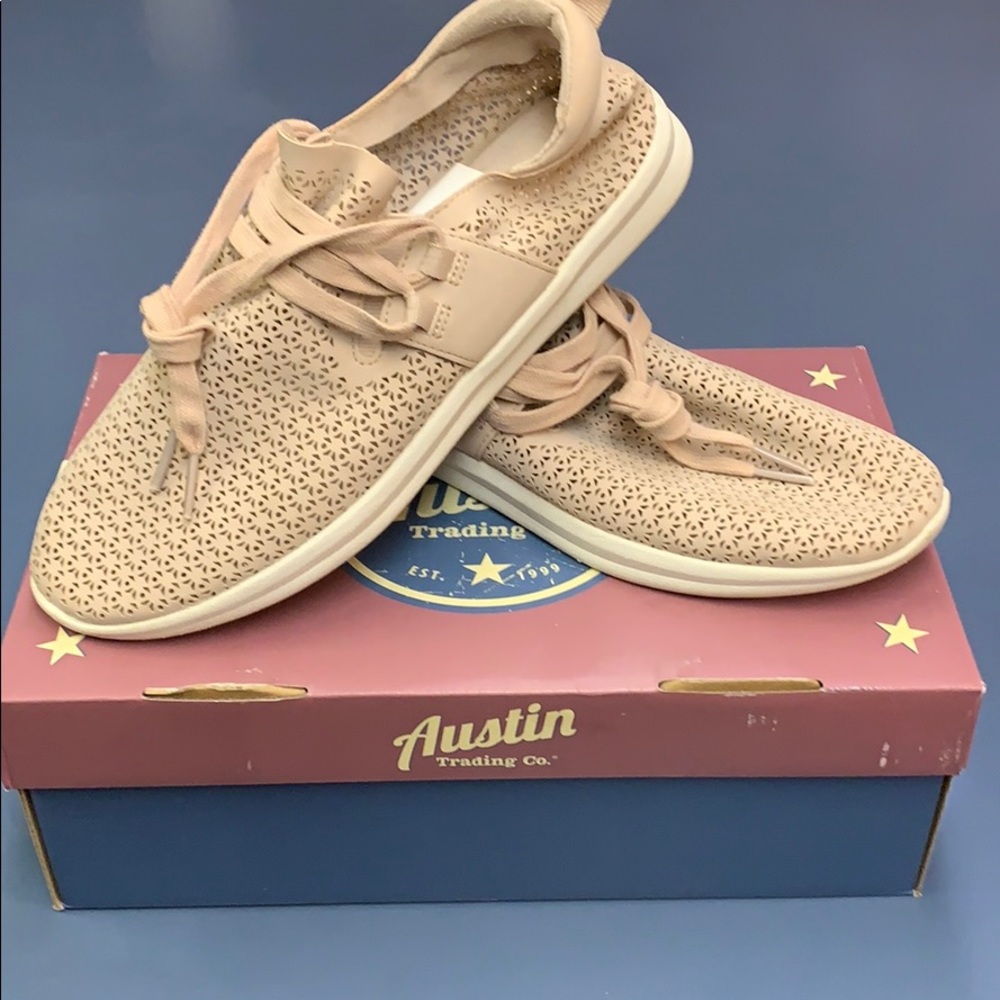 Women’s tennis shoes
